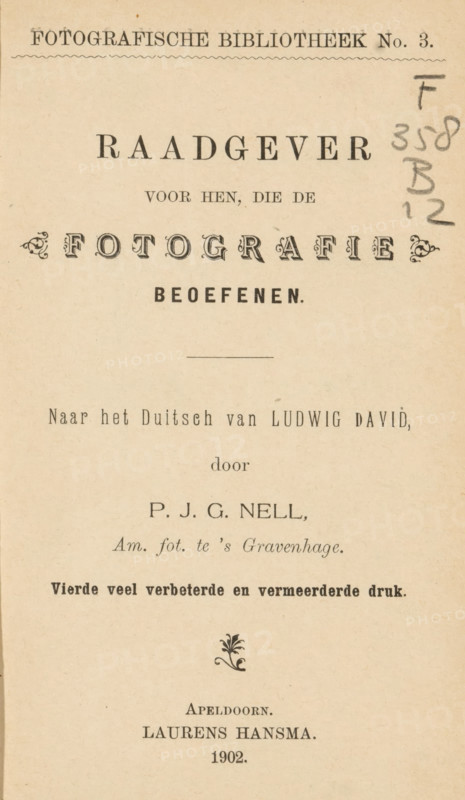 Advisor for those who practice photography, after the German of Ludwig David, by PJG Nell, book, annotation: '...', bookplate: 'SEDES SAPIENTIAE, 1914 1940, NON EVERTETUR, DD., ALGEMEEN NEDERLANDSCH, VERBOND, ANTWERPEN.', annotation: 'DEC, 1990', writer (clerical worker): Ludwig David, translator: PJG Nell, publisher: Laurens Hansma, Apeldoorn, 1902, writer (clerical worker), textile materials, pasteboard, paper, linen (material), printing, combined marbled paper, autotypie, height 169mm x width 111mm x thickness 19 mm, The image shows a vertically oriented aged paper page with printed decorative headings and ornamental flourishes, featuring several lines of serif and stylized type arranged in centered alignment, a small horizontal rule, a hand-drawn pencil annotation along the right margin, and a small floral ornament above a publisher line near the lower portion, all on a light beige, slightly mottled background.