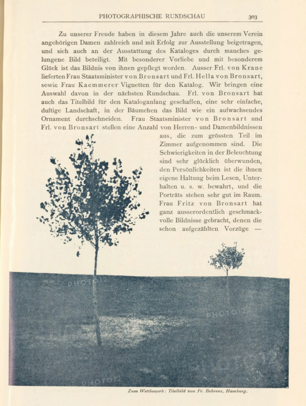 Zum Wettbewerb, View of two trees in a field, page, photomechanical print, inscription: 'Titelbild von Fr. Behrens, Hamburg.', photographer: Esther Behrens, cliché maker: anonymous, c. 1893 - in or before 1898, paper, autotypie, height 135 mm x width 149 mm, trees, A printed page showing a title centered at the top and a block of justified paragraph text beneath it on the upper half, with two photographic silhouettes of trees below the text; the larger tree is on the left with a tall thin trunk and a leafy canopy, the smaller tree is on the right with a shorter trunk and a compact canopy, and a dark rectangular photographic area occupies the lower half of the page beneath the trees.