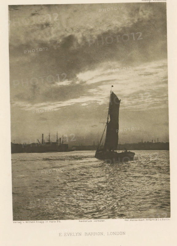 Sailing ship (presumably) on the Thames in London, page, photomechanical print, photographer: E. Evelyn Barron, London, cliché maker: Meisenbach, Riffarth & Cie., printer (person): Wilhelm Knapp Verlag, Halle an der Saale, c. 1893 - in or before 1898, printer (person), Saxony-Anhalt, paper, photoaquatint, height 150 mm x width 110 mm, Print after page 160., sailing-ship, sailing-boat, river, A sepia-toned scene of a body of water with rippling surface in the foreground and a silhouetted sailboat with a tall sail near the center, the sailboat casting a dark reflection on the water; a distant shoreline with the low outlines of industrial structures and ship masts stretches across the middle ground; above, a sky filled with layered clouds that vary from light to dark, creating a gradient of tones across the image.