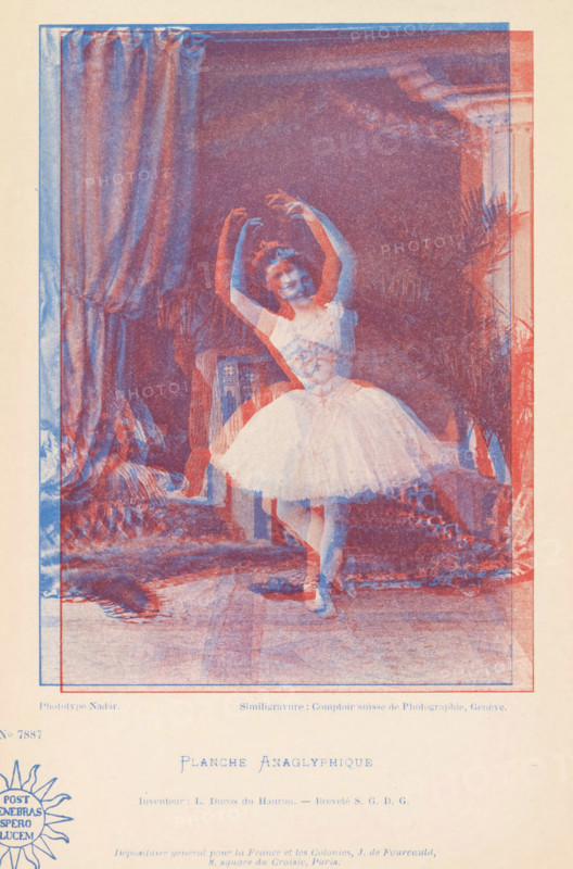 Planche anaglyphique, Ballerina in blue and red, page, photomechanical print, inscription: 'Inventeur: L. Ducos du Hauron. - Breveté SGDG, ', France, cliché maker: Félix Nadar (possibly), cliché maker: anonymous, Geneva, c. 1884 - in or before 1894, photographer, Genève, paper, autotypie, height 161 mm x width 119 mm, female dancer, A tinted image of a young dancer in a tutu standing on a stage with one foot pointed and arms raised above her head, framed by heavy drapery on one side and a decorative column and foliage on the other, with a patterned floor beneath her and layered color ghosting creating overlapping red and blue outlines across the scene.