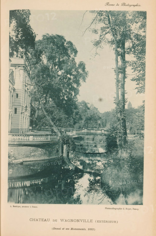 Château de Wagonville (Extérieur), View of a country house on the water in Wagonville, page, photomechanical print, maker: Augustin Boutique, maker: Jules Royer, c. 1888 - in or before 1893, paper, collotype, photoprint, height 167 mm x width 118 mm, Print on second and third page after page 152., bridge, country-house, A monochrome photographic print showing the exterior of a large stone building with classical architectural details beside a body of water, a curved stone balustrade extending from the building toward a small ornamental bridge, tall trees with leafy canopies framing the scene, a leaning tree trunk crossing above the water, reflections of trees and the balustrade visible in the calm water, vegetation and reeds along the water’s edge, and a pale sky above.
