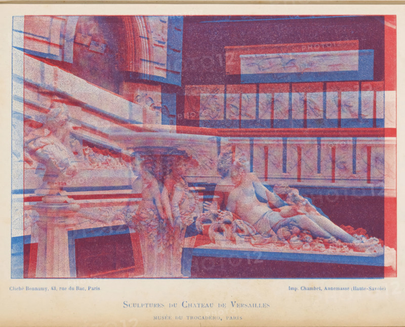 Sculptures du Château de Versailles - Musée du trocadéro, Paris, Sculptures of the Castle of Versailles, page, photomechanical print, anaglyph, workshop stamp: 'No 7887, post, tenebras, spero, lucem', cliché maker: Bonnamy, maker: Comptoir Suisse de Photographie, c. 1889 - in or before 1894, paper, two-color autotype, Two-color autotype in blue and red., height 120 mm x width 176 mm, sculpture, A halftone image in red and blue tones showing a classical sculpture scene inside an interior with framed panels on the wall, columns and architectural details; reclining and seated sculpted figures on a plinth with draped forms and carved decorative elements; overlapping printed registration misalignment creating doubled outlines and grainy dot texture across the image; a wide border of off-white paper surrounding the printed picture.