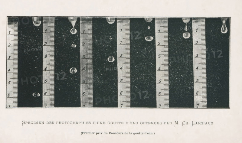 Different phases of a falling drop, Specimen des photographies d'une goutte d'eau obtenues par M.Ch. Lansiaux, page, photomechanical print, inscription: '(Premier prix du Concours de la goutte d'eau.)', photographer: Charles Lansiaux, cliché maker: anonymous, c. 1890 - in or before 1895, Charles Lansiaux, photographer, cliché maker, paper, autotypie, height 74 mm x width 180 mm, measuring instruments, A rectangular dark panel framed by a thin border occupies the center of the image, divided into several narrow vertical strips each containing a tall pale ruler with short horizontal tick marks against a textured dark background, and small rounded clear droplets positioned at various heights near the top and middle of the panel; the overall image has a light margin around the dark rectangle and pale paper surrounding it.