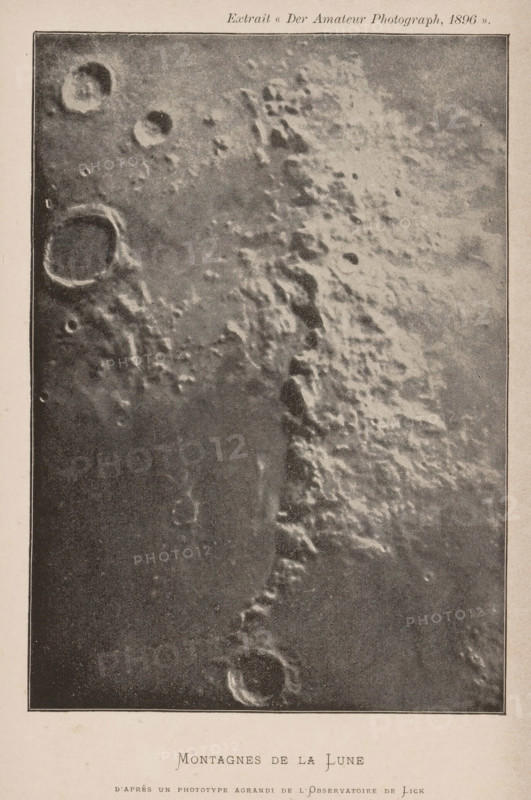 Craters on the moon, photographed from the Lick Observatory in California, Montagnes de la Lune, page, photomechanical print, inscription: 'Extrait &lt, &lt, Der Amateur Photograph, 1896 &gt, &gt, .', inscription: 'd'après un phototype agrandi de l'Observatoire de Lick.', Lick Observatory, c. 1891 - in or before 1896, North America, California, paper, autotypie, height 168 mm x width 118 mm, surface of the moon, Moon, A vertical black-and-white image showing a textured lunar surface with a steep, irregular ridge running from near the top down toward the lower right, surrounded by scattered circular impact depressions of varying sizes, some with raised rims and shadowed interiors, and a grainy tonal range creating highlights and darker shadowed areas across the rocky terrain, framed by a thin dark border and placed on a light background.