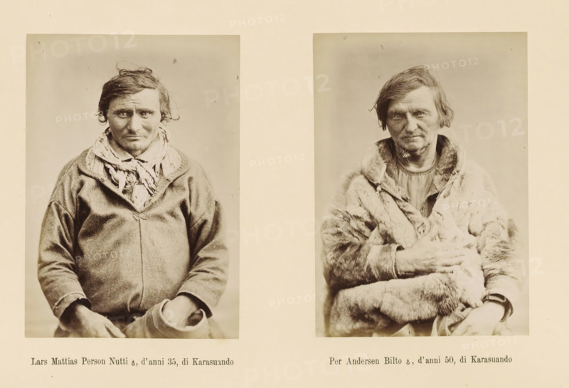 Per Andersen Bilto ?, d' anni 50, di Karasuando, Lars Mattias Person Nutti ?, d' anni 35, Two portraits of Lars Mattias Person Nutti and Per Andersen Bilto, page, Left a front view of Lars Mattias Person Nutti, right a front view of Per Andersen Bilto., number: 'Tavola XV.', photographer: Paolo Mantegazza, Scandinavia, photographer: Carlo Pietro Stefano Sommier, c. 1870 - in or before 1880, paper, albumen print, height 254 mm x width 340 mm, Photo in photo section at the back., fashion, clothing (fur used for clothes), adult man (front view), Two sepia-toned portrait photographs mounted side by side on a pale background, each showing a seated man from the waist up. The left portrait shows a man with short tousled hair wearing a plain jacket and a loosely wrapped scarf around his neck, holding a rounded hat in his hands; his expression is neutral and his clothing appears textured. The right portrait shows a man with slightly longer hair wearing a thick fur coat draped over his shoulders...