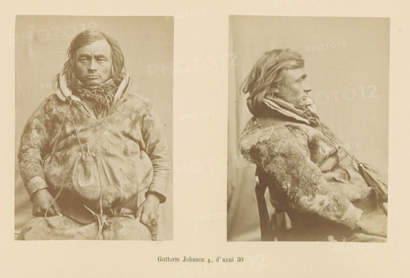 Two portraits of Guttorm Johnsen, Guttorm Johnsen ?, d' anni 30, page, Left a front view, right a side view., number: 'Tavola II.', photographer: Paolo Mantegazza, Scandinavia, photographer: Carlo Pietro Stefano Sommier, c. 1870 - in or before 1880, Paolo Mantegazza, Carlo Pietro Stefano Sommier, paper, albumen print, height 254 mm x width 340 mm, Photo in photo section at the back., fashion, clothing (fur used for clothes), adult man (side view, profile), adult man (front view), Two sepia-toned portrait photographs of the same person are presented side by side on a pale background, one showing a frontal view and the other a profile view. The person has shoulder-length hair that appears tousled and wears a thick fur garment with a high collar and layered scarves around the neck. In the frontal view the person sits with hands resting near the lap and a pouch hanging from a strap across the chest, and the facial expression appears neutral. In the profile view the person is seated on a ch...