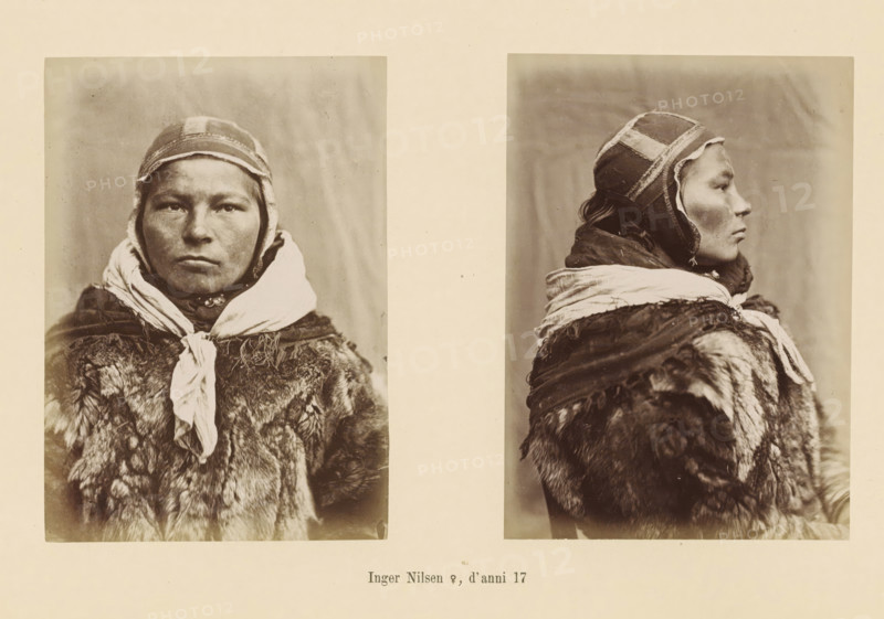 Inger Nilsens ?, d' anni 17, Two portraits of Inger Nilsen, page, Left a front view, right a side view., number: 'Tavola XXIII.', photographer: Paolo Mantegazza, Scandinavia, photographer: Carlo Pietro Stefano Sommier, c. 1870 - in or before 1880, Paolo Mantegazza, Carlo Pietro Stefano Sommier, paper, albumen print, height 254 mm x width 340 mm, Photo in photo section at the back, head-gear, adult woman (side view, profile), adult woman (front view), A sepia-toned image shows two portrait photographs of the same person placed side by side on a pale background; the left portrait is a frontal view and the right is a profile view. The person wears a close-fitting cap with visible seams and panels and a scarf wrapped around the neck with loose ends at the front. The face appears neutral and is lit from the front in the left image and from the side in the right image. The person wears a heavy fur garment with a textured, mottled appearance and layered textiles at the shoulders. The backgrou...