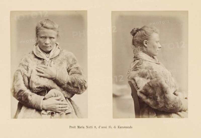 Two portraits of Preit Maria Nutti, Preit Maria Nutti ?, d' anni 35, page, Left a front view, right a side view., number: 'Tavola XXIV.', photographer: Paolo Mantegazza, Scandinavia, photographer: Carlo Pietro Stefano Sommier, c. 1870 - in or before 1880, Paolo Mantegazza, Carlo Pietro Stefano Sommier, paper, albumen print, height 254 mm x width 340 mm, Photo in photo section at the back., fashion, clothing (fur used for clothes), adult woman (sideview, profile), adult woman (front view), A sepia-toned image showing two portrait photographs of the same woman placed side by side on a light background, one a frontal view and the other a profile view; she has hair pulled back into a bun and wears a heavy fur coat with a scarf around her neck, her face appearing solemn in the frontal image while in the profile her features are seen in soft side light, her hands are visible in the frontal view resting over her midsection, and the profile image shows her seated on a wooden chair.