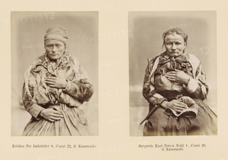 Two portraits of Kristine Per Isaksdatter and Margarete Knut Person Nutti, Margarete Knut Person Nutti ?, d' anni 20, di Karasuando, Kristine Per Isaksdatter ?, d' anni 22, page, Left a front view of Kristine Per Isaksdatter, right a front view of Margarete Knut Person Nutti., number: 'Tavola XXVI.', photographer: Paolo Mantegazza, Scandinavia, photographer: Carlo Pietro Stefano Sommier, c. 1870 - in or before 1880, paper, albumen print, height 254 mm x width 340 mm, Photo in photo section at the back., fashion, clothing (fur used for clothes), adult woman (front view), Two sepia-toned portrait photographs of young women are placed side by side on a pale background. Both women are seated and shown from the waist up, facing the camera with neutral expressions. The woman on the left wears a layered outfit with a headwrap and a textured shawl, her hand rests on her chest and another on her skirt, and her clothing shows fringed and fur-like details. The woman on the right wears a patterned...