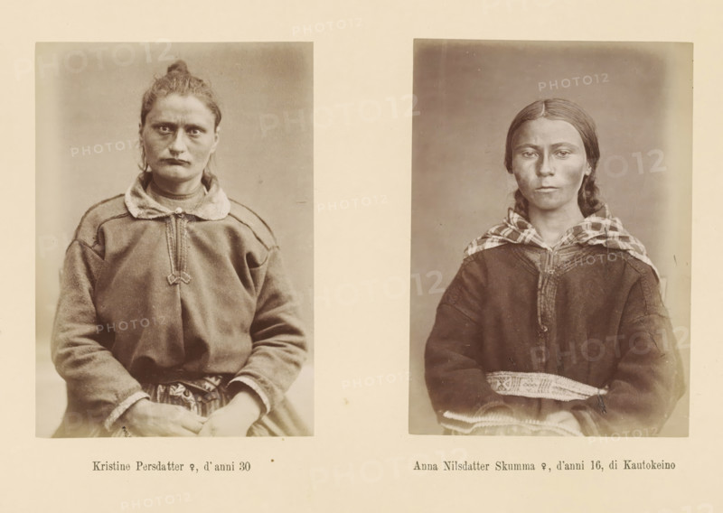 Two portraits of Kristine Persdatter and Anna Nilsdatter Skumma, Kristine Persdatter ?, d' anni 30, Anna Nilsdatter Skumma ?, d' anni 16, di Kautokeino, page, Left a front view of Kristine Persdatter, right a front view of Anna Nilsdatter Skumma., number: 'Tavola XXXI.', photographer: Paolo Mantegazza, Scandinavia, photographer: Carlo Pietro Stefano Sommier, c. 1870 - in or before 1880, paper, albumen print, height 254 mm x width 340 mm, Photo in photo section at the back, adult woman (front view), A sepia-toned image shows two separate portrait photographs placed side by side on a light background, each featuring a seated woman from the waist up. The left portrait shows a woman with hair pulled back into a small top knot, wearing a heavy, plain jacket with a rounded collar and a decorative fastener at the front, her hands folded in her lap and her expression neutral. The right portrait shows a younger woman with a center-parted hairstyle and hair pulled back, wearing a dark garment wi...