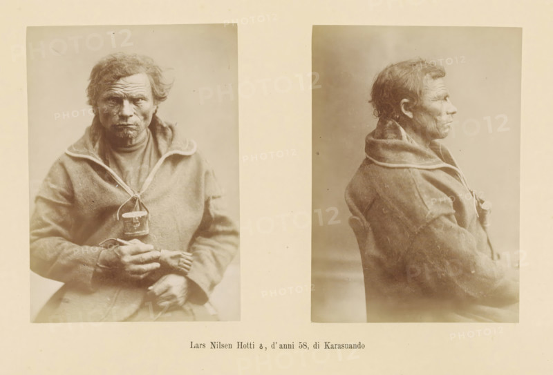 Lars Nilsen Hotti ?, d' anni 58, di Karasuando, Two portraits of Lars Nilsen Hotti, page, Left a front view, right a side view., number: 'Tavola V.', photographer: Paolo Mantegazza, Scandinavia, photographer: Carlo Pietro Stefano Sommier, 1870 - 1880, Paolo Mantegazza, Carlo Pietro Stefano Sommier, paper, albumen print, height 254 mm x width 340 mm, Photo in photo section at the back, adult man (side view, profile), adult man (front view), Two sepia-toned photographic portraits printed side by side on a pale background showing the same older man in heavy textured outerwear; the left portrait is a frontal view with the man looking toward the camera, his face creased and hair tousled, hands clasped in his lap holding a small object with a strap, and the garment collar turned outward; the right portrait is a profile view facing right showing the same rough-textured coat with a turned collar and the man's worn facial features and short hair, set against a plain neutral backdrop.