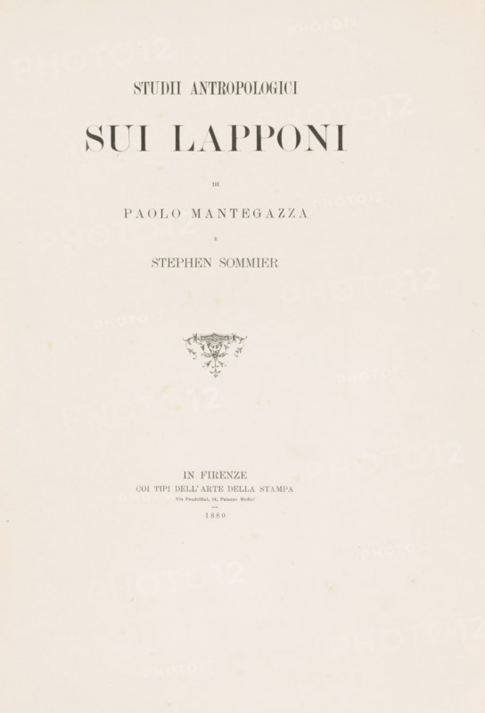 Studii anthropologici sui Lapponi, book, writer (clerical worker): Paolo Mantegazza, writer (clerical worker): Stephen Sommier, publisher: Coi Tipi dell'Arte della Stampa, Florence, 1880, Paolo Mantegazza, Stephen Sommier, Coi Tipi dell'Arte della Stampa, writer (clerical worker), Tuscany, textile materials, pasteboard, paper, linen (material), printing, etching, albumen print, height 352 mm x width 270 mm x thickness 34 mm, A pale cream page with faint age spots and a centered ornate emblem above the midpoint, surrounded by multiple lines of typographic elements in a serif style positioned in the upper half and lower half of the sheet.