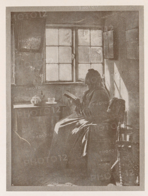 Andacht, Portrait of an unknown woman reading by the window, page, photomechanical print, inscription: 'Photographische Mitteilungen XL', monogram: 'BX', photographer: HM Carstensen, cliché maker: unknown, c. 1898 - in or before 1903, paper, autotypie, height 174 mm x width 130 mm, historical persons - BB - woman, A monochrome scene shows a person seated in profile near a multi-paned window, holding an open book. Light from the window casts a bright triangular patch on the wall beside the sitter. The figure wears a long garment with visible folds and sits on a chair with a carved back and turned legs. A small table beside the window holds a teapot and a cup on a saucer. The window panes show a mottled, slightly cloudy view and the surrounding walls have a textured, worn appearance. The image is framed by a lighter border and exhibits an overall grainy, aged quality.