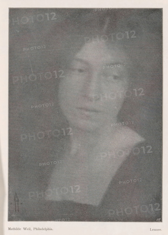 Lenore, Portrait of an unknown woman, page, photomechanical print, monogram: 'MR&C', photographer: Mathilde Weil, Philadelphia, cliché maker: Meisenbach, Riffarth & Cie., c. 1898 - in or before 1903, North America, paper, autotypie, height 165 mm x width 88 mm, historical persons - BB - woman, A grainy, faded portrait of a person shown from the shoulders up with a soft, blurred face and long hair framing the head, a pale neck and décolletage visible against a darker background, the image bordered by a thin rectangular frame and set on a lighter surrounding margin.