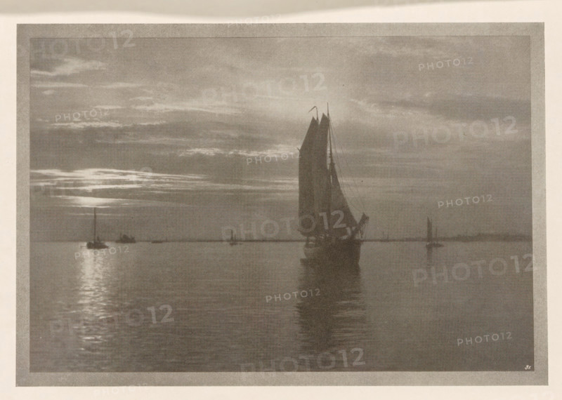 Sailboats at sunset, Vor sonnen-untergang, page, photomechanical print, inscription: 'Photographicische', monogram: 'BX', photographer: W. Gesche, cliché maker: unknown, c. 1898 - in or before 1903, paper, autotypie, height 125 mm x width 182 mm, sunset, sailing-ship, sailing-boat, lake, A sepia-toned scene of a calm body of water under a cloudy sky with the sun low near the horizon, several sailing vessels on the water including a large sailboat in the foreground with tall sails and a visible mast, smaller boats scattered toward the horizon, reflections of the light and vessels on the water surface, and a faint shoreline or distant structures along the far edge of the water.