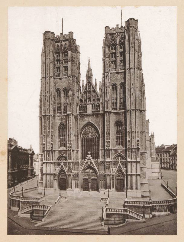 Bruxelles, La Cathédrale (Ste-Gudule), View of the Cathedral of Saint Michael and Saint Gudula in Brussels, page, photomechanical print, inscription: 'Le Nord Contemporain, Revue Artistique & Archéologique', inscription: 'Journal le Nord Contemporain, No 31, année 1883.', photographer: NC, Brussels, c. 1878 - in or before 1883-04-20, paper, collotype, photoprint, height 221 mm x width 164 mm, Print on third unnumbered page after page 112., church (exterior), Cathedral of Saint Michael and Saint Gudula, A large Gothic cathedral façade fills the image, with two tall towers flanking a central ornate gable and a tall pointed window; the stone exterior shows vertical buttresses, arched windows, tracery, and sculptural details; a wide stepped approach with balustrades leads up to three grand arched doorways at street level; lamp posts line the approach and a few small figures are visible near the base; surrounding buildings and rooftops appear at the edges of the scene.