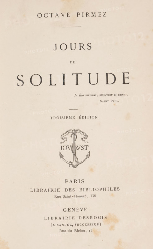 Jours de solitude, book, annotation: 'FEB, 1997', writer (clerical worker): Octave Pirmez, publisher: Libraire des Bibliophiles, Paris, publisher: Libraire des Rogis, Genève, c. 1877, writer (clerical worker), Geneva, pasteboard, biological material, paper, leather, printing, albumen print, combined marbled paper, cocoa marbled paper, height 238 mm x width 161 mm x thickness 31 mm, A cream-colored page with dark printed lines of varying sizes and an ornate anchor emblem in the center, showing an upright anchor entwined with rope and decorative curves; the page has small scattered brownish age spots and a few faint horizontal rules, with ample margins around the centered printed elements.
