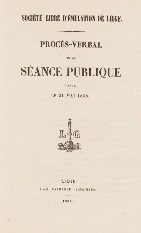 Procès-verbal de la séance publique, Société libre d'émulation de Liége, book, annotation: 'OCT, 1996', number: '800', printer (person): J.-G. Carmanne, Liège, 1858, J.-G. Carmanne, printer (person), textile materials, pasteboard, paper, linen (material), printing, albumen print, height 221 mm x width 151 mm x thickness 13 mm, A vertically oriented aged paper page with dark printed headings and a small decorative emblem near the center; the emblem shows a tall column or monument on a base flanked by two reclining animal figures with decorative elements around their feet, and two separated capital letters on either side of the column; the page background is cream-colored with subtle uneven discoloration and faint spots, and there are several lines of large bold printed words and smaller printed lines spaced above and below the emblem.