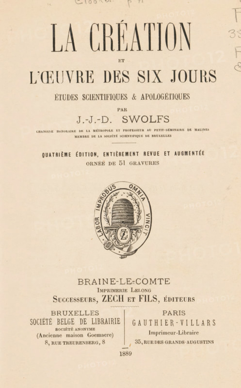 La creation et l'oeuvre des six jours, études scientifiques et apologétiques by J.-J.-D. Swolfs, book, annotation: 'JAN, 1991', writer (clerical worker): J.-J.-D. Swolfs, printer (person): Imprimerie Lelong, Braine-le-Comte, publisher: Societé Belge de Librairie, Brussels, publisher: Gauthier-Villars, Paris, 1889, J.-J.-D. Swolfs, Imprimerie Lelong, Societé Belge de Librairie, Gauthier-Villars, writer (clerical worker), printer (person), publisher, pasteboard, biological material, paper, leather, printing, snail marbled paper, color on cut, printing block, albumen print, height 215 mm x width 150 mm x thickness 20 mm, A cream-colored page with black printed design elements, including a large decorative oval emblem containing an ornate beehive-like motif surrounded by laurel branches and a ribbon, and various horizontal dividers; the page shows large bold headings at the top and smaller lines of printed text in a centered layout, with additional grouped blocks of text near the lower hal...