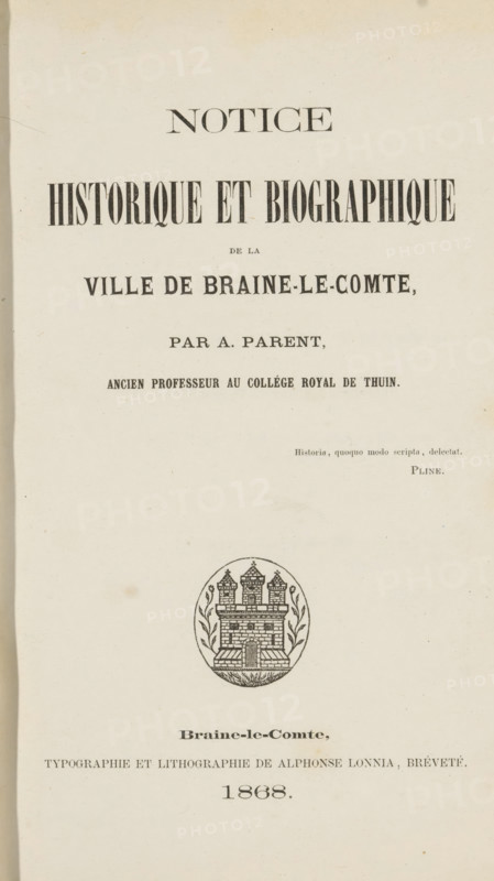 Notice historique et biographique de la ville de Braine-le-Comte, par A. Parent, book, annotation: 'AUG, 2001', annotation: 'Très rare, 220 fcs', writer (clerical worker): Auguste Parent, printer (person): Alphonse Lonnia, Braine-le-Comte, 1868, writer (clerical worker), printer (person), pasteboard, biological material, paper, leather, printing, lithography, albumen print, height 241 mm x width 159 mm x thickness 17 mm, A vertically oriented aged paper page with printed serif headings and lines of text arranged top to bottom, featuring a large bold title near the top, a decorative emblem of a stylized castle inside a circular wreath in the middle, and additional smaller lines of printed text below the emblem, all set on a light cream background with slight discoloration and small speckles.