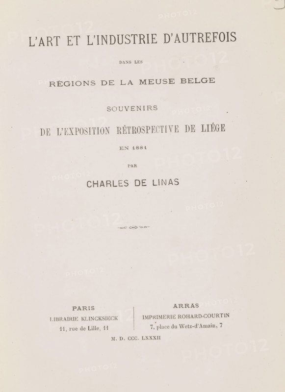 L'art et l'industrie d'autrefois dans les régions de la Meuse belge : souvenirs de l'exposition rétrospective de Liége en 1881, book, date: 'Dec 1994', annotation: '2500', writer (clerical worker): Charles de Linas, printer (person): Imprimerie Rohard-Courtin, Arras, publisher: Fred. Klincksieck, Paris, 1882, writer (clerical worker), printer (person), textile materials, paper, linen (material), albumen print, printing, hand coloring, wood engraving, height 272 mm x width 187 mm x thickness 30 mm, A cream-colored page with several lines of centered printed elements in dark gray ink and a small decorative flourish near the middle, the layout showing larger bold lines toward the top and smaller lighter lines beneath, with two small columns of printed elements near the lower portion of the page separated by a thin vertical divider, and faint speckles and small imperfections scattered across the paper.