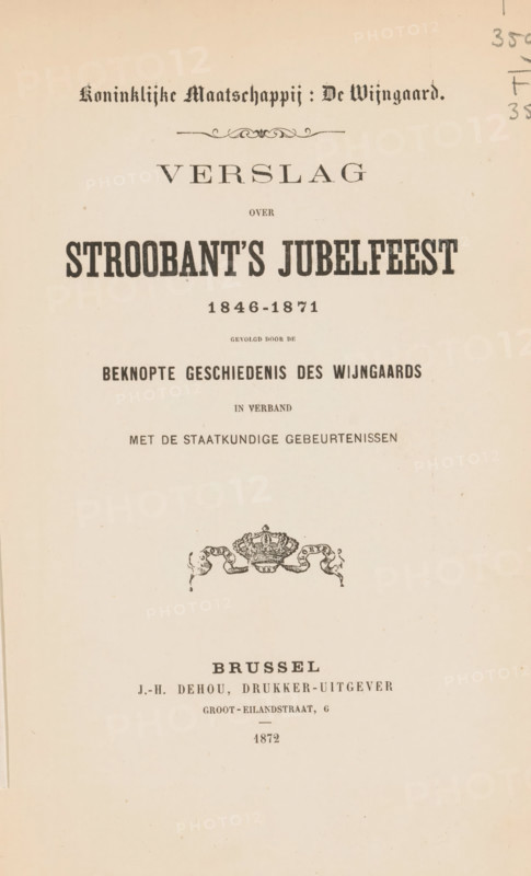 Report on Stroobant's jubilee celebration, 1846-1871, followed by the concise history of the Wijngaard in connection with the political events, Royal Society De Wijngaard Xavier Havermans and Frans Luyten, book, annotation: 'To my son Paul, Stroobant, April 25, 1872.', number: '650-', bookplate: 'EX, SFJ, LIBRIS', annotation: 'FEB 1983', publisher: J.-H. Dehou, Brussels, compiler (person in literature): Royal Society De Wijngaard, 1872, J.-H. Dehou, Koninklijke Maatschappij De Wijngaard, publisher, compiler (person in literature), pasteboard, paper, printing, albumen print, height 235 mm x width 145 mm x thickness 10 mm, A faded cream-colored page with a centered layout showing multiple lines of printed black text in various serif and decorative fonts, decorative flourishes above and below the main headings, a decorative emblem resembling a crown with ornate ribbons in the middle area, and faint pencil marks near the top right edge; the paper shows slight age spots and uneven coloratio...