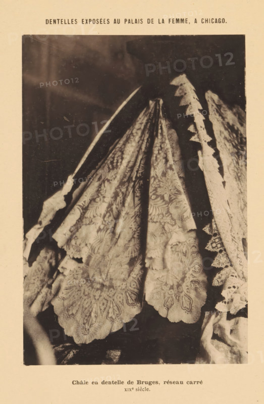 Lace scarf, Châle en dentelle de Bruges, réseau carré, Dentelles exposées au Palais de la Femme, a Chicago, page, photomechanical print, inscription: 'XIXe siècle.', Chicago, c. 1888 - in or before 1893, North America, Illinois, paper, collotype, photoprint, height 164 mm x width 111 mm, lace, accessories (, clothing), A sepia-toned photograph showing draped patterned fabric with scalloped edges and intricate lacework, including a central panel with floral and paisley-like motifs and adjacent strips of openwork lace with triangular scallops, all arranged in overlapping folds against a dark background.