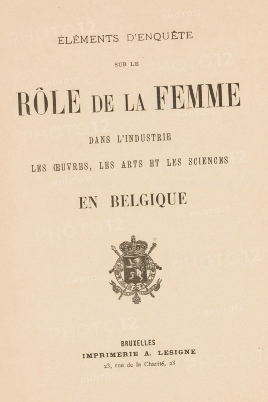 Éléments d'onderzoek sur le role de la femme dans l'industrie, les oeuvres, les arts et les sciences en Belgique, Le Comité des dames belges pour l'Exposition universelle de Chicago, book, annotation: 'JAN, 1990', annotation: 'Société Belge de l'...', printer (person): A. Lesigne, Brussels, 1893, printer (person), pasteboard, paper, printing, collotype, daylight collodion silver print, albumen print, height 263 mm x width 176 mm x thickness 21 mm, The image shows an aged, beige paper page with large dark serif lettering arranged across the top and middle and smaller dark text toward the bottom, and a decorative heraldic emblem with a crowned shield and ornate surrounding elements positioned above the lower text.
