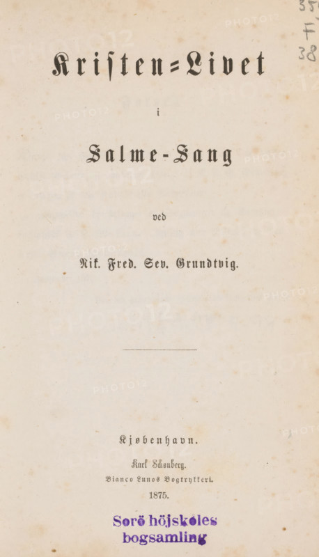 Salmer og aandeel sange, af Nik. Fred. Sev. Grundtvig, book, collector's mark: 'Sorö höjskoles, bogsamling', annotation: 'AUG, 2001', number: '150, -', writer (clerical worker): Nikolai Frederik Severin Grundtvig, publisher: Karl Schönberg, Copenhagen (city), 1875, Nikolai Frederik Severin Grundtvig, Karl Schönberg, writer (clerical worker), publisher, textile materials, pasteboard, biological material, paper, linen (material), leather, printing, albumen print, height 202 mm x width 135 mm x thickness 31 mm, A vertically oriented off-white page with age spots and small brown flecks, featuring a large ornate black-letter heading near the top, a few smaller lines of black ornamental type arranged down the center, a thin horizontal rule about midway, and a purple ink stamp with rounded characters near the bottom, all set against a worn, slightly mottled paper background.