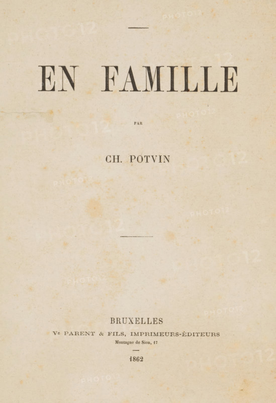 En famille, book, annotation: 'ex_W. Neite, 1993', writer (clerical worker): Charles Potvin, publisher: Parent et Fils, Brussels, c. 1862, writer (clerical worker), pasteboard, biological material, paper, leather, printing, albumen print, decorated paper, height 270 mm x width 190 mm x thickness 31 mm, A slightly yellowed page with small brownish spots and faint creases, featuring large dark serif lettering centered near the top, smaller centered dark text below it, a short horizontal rule in the upper third, and another short horizontal rule near the middle, with a cluster of darker printed lines and small marks toward the lower third.