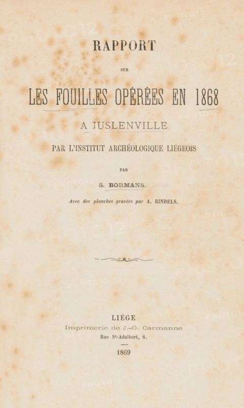 Rapport sur les fouilles opérées en 1868 à Juslenville par l'Institut archéologique Liégeois, book, annotation: 'APR, 1998', writer (clerical worker): Stanislas Bormans, printer (person): J.-G. Carmanne, Liege, c. 1869, Stanislas Bormans, J.-G. Carmanne, writer (clerical worker), printer (person), Liège, pasteboard, paper, printing, albumen print, lithography, height 240 mm x width 155 mm x thickness 12 mm, A vertically oriented aged paper page with brownish foxing spots and faded printing, featuring a large centered title in bold serif type near the top, smaller lines of printed text in various serif styles arranged down the page, a small decorative flourish in the middle, and more printed lines toward the lower third, all on a mottled cream background.