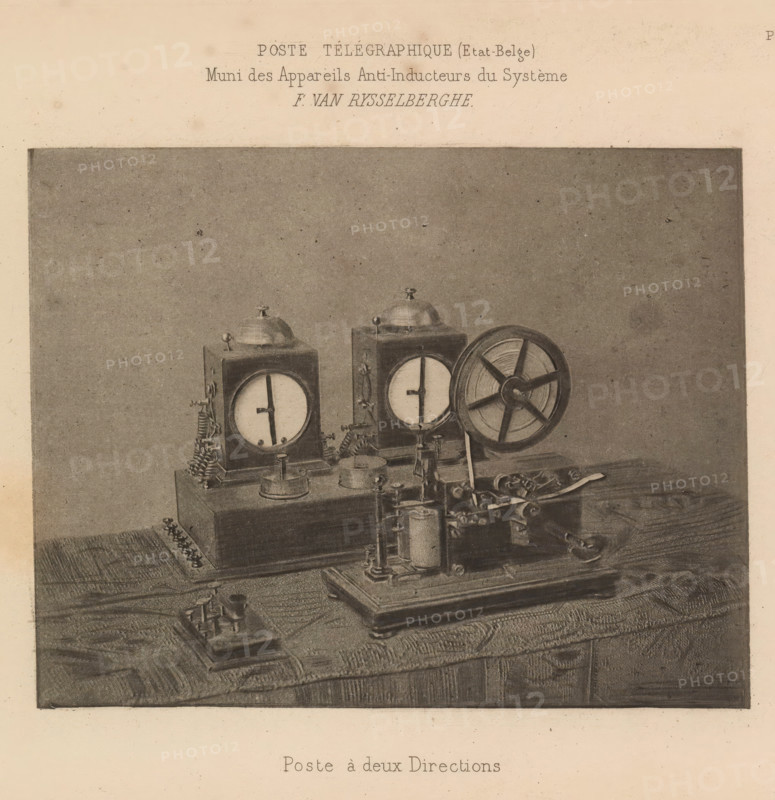Telegraph to send and receive telegrams, Poste à deux Directions, page, photomechanical print, inscription: 'Poste Télégraphique (Etat-Belge), Muni des Appareils Anti-Inducteurs du Système, F. VAN RYSSELBERGHE', number: 'Pl. II', cliché maker: Bauwens (possibly), c. 1880 - in or before 1885, photographer, paper, photoaquatint, height 101 mm x width 129 mm, post, telegraph and telephone, means of communication, (morse) telegraph, A sepia-toned photograph shows a wooden table covered with a textured cloth supporting an arrangement of mechanical instruments including rectangular casings with circular dials topped by small domes, a large spoked wheel next to the casings, various cylindrical and rod-like components mounted on bases, coiled wires and gears, and a small control panel with several protruding pegs; the background is a plain darker rectangular area and the top and bottom margins of the page are visible.