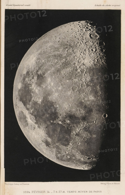 Photographie lunaire obtenue a l'observatoire de Paris, View of the moon, page, photomechanical print, inscription: '1894. Février 14. _ 7.H. 27M. Temps Moyen de Paris', inscription: 'Grand Equatorial coudé Echelle du cliché original', maker: Loewy et Puiseux, maker: Maurice Loewy, maker: Pierre Henri Puiseux, maker: Fillon & Heuse, 1894-02-14 - in or before 1896, Maurice Loewy, Loewy et Puiseux, Pierre Henri Puiseux, Fillon & Heuse, paper, photoaquatint, height 193 mm x width 131 mm, Print nine pages after page 272, moon as celestial body, A close-up black-and-white photograph of a crescent of the Moon filling most of the frame, showing a textured surface covered in numerous craters, ridges, and varying shades of gray; the illuminated lunar terrain displays rough, heavily cratered highlands and smoother, darker mare regions, with stark shadows accentuating crater rims and steep topography against a deep black background.