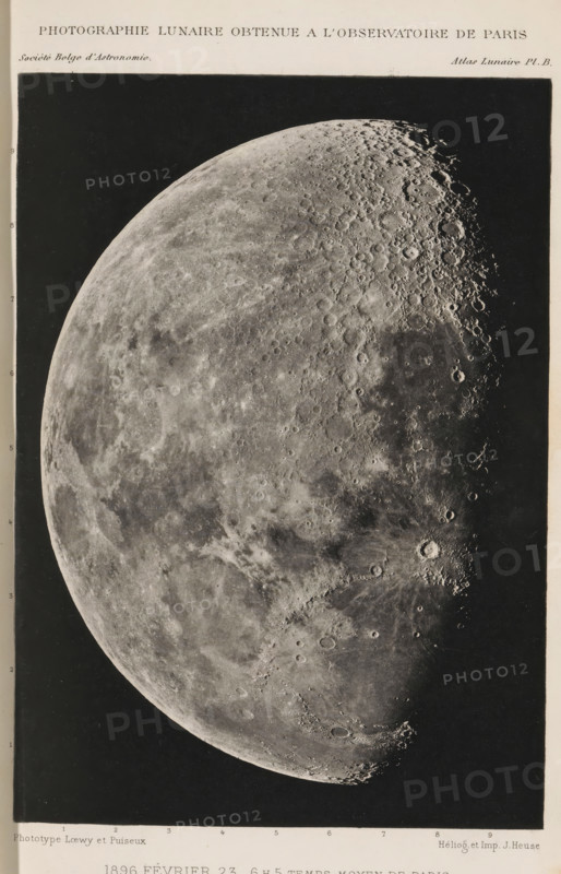 Photographie lunaire obtenue a l'observatoire de Paris, View of the moon, page, photomechanical print, inscription: 'Société Belge d'Astronomie Atlas Lunaire Pl. B.', inscription: '1896. Février 23. _ 6.H. 5M. Temps Moyen de Paris', maker: Loewy et Puiseux, maker: Maurice Loewy, maker: Pierre Henri Puiseux, maker: J. Heuse, 1896-02-23 - in or before 1898, paper, photoaquatint, height 193 mm x width 131 mm, moon as celestial body, A black and white photographic image of a crescent moon filling most of the frame, showing detailed lunar surface textures and many craters of various sizes with shadowed rims and raised ejecta, a curved terminator creating contrast between illuminated and dark areas, a dark background surrounding the moon, and a narrow light border around the image edges.