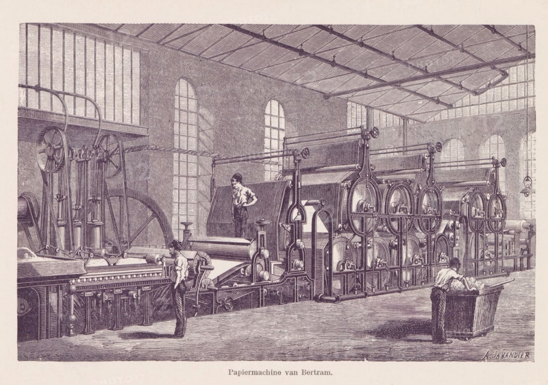 Reproduction of an engraving of a paper machine, Bertram Paper Machine, reproduction, page, photomechanical print, photographer: Rimmer van der Meulen (possibly), maker: Auguste Jahandier, maker: Charles Laplante, c. 1887 - in or before 1892, paper, printing block, height 110 mm x width 169 mm, printing press, An interior view of a large industrial room with high arched windows and a roof supported by visible beams, filled with a long complex array of interconnected machines with large wheels, rollers, gears, frames, and metal pipes, and belt mechanisms suspended near the ceiling; several men are present operating or standing by the machinery, one leaning on a large drum-like component and another pushing a large wheeled trough filled with material, while another man stands nearby observing; the floor area in front of the machines is open, and the walls and windows show crosshatch shading consistent with an engraved illustration.