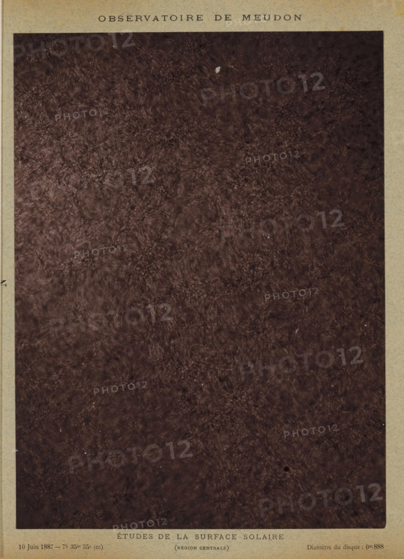 Study of the solar surface, Observatoire de Meudon - études de la surface solaire (régioncentrale), photograph, page, inscription: '10 June 1887- 7h 35m 55s, (Régioncentrale), Diamètre du disc: 0m888', inscription: 'Pl. III', 1887-06-10, photographer, paper, carbon print, height 230 mm x width 170 mm, physical aspects of the sun, Zon, A large rectangular image with a mottled dark brown surface filling the central area, bordered by a narrow beige frame; the brown surface shows textured patterns resembling swirling, cloud-like formations with small lighter and darker specks and a few tiny blemishes; the beige border appears slightly aged with subtle discoloration and faint mottling along its edges.