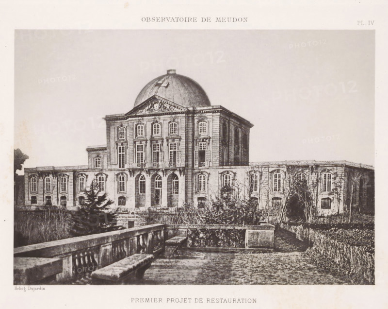 View of the Paris Observatory during its restoration, Observatoire de Meudon - premier projet de restauration, page, photomechanical print, inscription: 'PL. IV', maker: Dujardin, c. 1891 - in or before 1896, paper, photoaquatint, height 149 mm x width 213 mm, observatory (, astronomy), Paris, Observatoire de Paris, A monochrome image of a large classical building with a central dome and a pedimented facade, showing multiple tall arched windows and ornate architectural detailing, flanked by lower wings with repeated window arches. In the foreground a stone balustrade and bench sit above a terrace area with planted beds and low hedges, and trees and shrubs partially obscure the lower portions of the building. The sky is plain and unadorned, and the overall scene has a textured, slightly worn photographic quality.