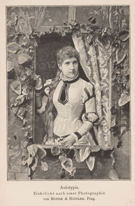 Portrait of an unknown woman, page, photomechanical print, inscription: 'Autotypie, Zinkcliché nach einer Photographie von Husnik & Häusler, Prag., Beilage zu Eder's Jahbruch für Photographie 1890', monogram: '...', maker: Husnik & Häusler, Prague, c. 1885 - in or before 1890, Husnik & Häusler, paper, autotypie, height 140 mm x width 100 mm, Print on twenty-seventh unnumbered page after page 400., historical persons - BB - woman, A monochrome image of a young woman seen from the waist up standing at a window framed by climbing plants and draped fabric, wearing a fitted dress with puffed sleeves, a high ruffled collar, and decorative trim on the bodice and sleeves; her hair is long and braided over one shoulder, one hand rests on the window frame while the other holds a small bunch of flowers, and leaves and vines cascade around the opening and along the sill.