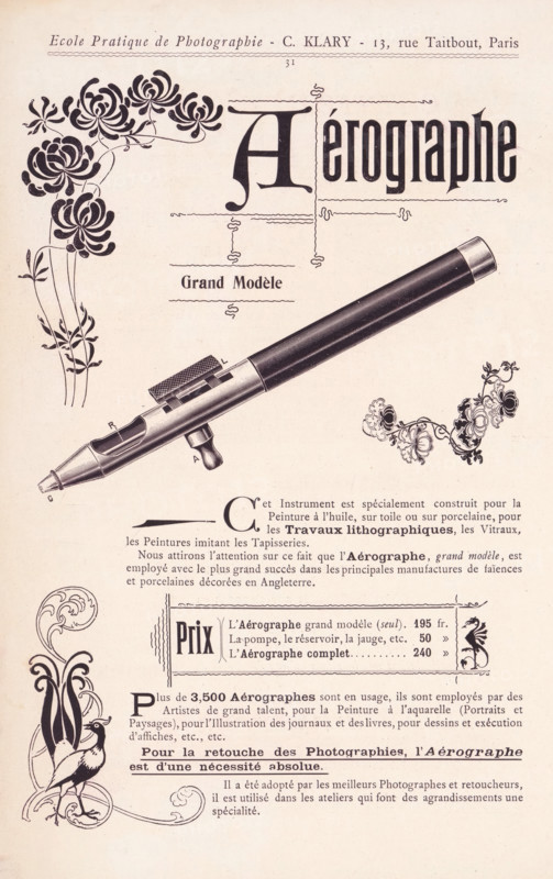 Aérographe, Photoreproduction of a drawing of the use of a device to color and retouch photographs, reproduction, page, photomechanical print, maker: Charles Louis Klary (possibly), Paris, after drawing by anonymous, c. 1890 - c. 1900, paper, autotype, height 88 mm x width 108 mm, colors, pigments, and paints, A vertically oriented printed page with a large stylized title at the top and decorative floral corner illustrations, featuring a detailed black-and-white engraved image of a pen-like instrument positioned diagonally across the page, additional ornamental floral clusters near the instrument, a small bird perched among swirling plant motifs at the lower left, several blocks of printed paragraphs and boxed pricing information, and ornamental borders and flourishes scattered around the margins.
