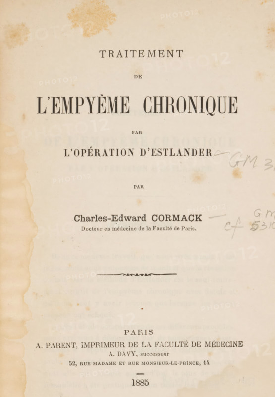 Traitement de l'empyème chronicique par l'opération d'Estlander, by Charles-Edward Cormack, book, number: 'c. 147', date: 'MAY, 2003', collector's mark: '..., 1693', number: '20415669', annotation: 'photographs, med', number: 'GM 3171, gm, c 5310', writer (clerical worker): Charles Edward Cormack, printer (person): A. Parent (printer), Paris, 1885, writer (clerical worker), printer (person), paper, printing, albumen print, height 238 mm x width 156 mm x thickness 13 mm, A yellowed book page with visible age spots and stains, darker discoloration along the left edge, printed large bold headings near the top, smaller printed lines and a centered decorative flourish in the middle, a hand-drawn pencil scribble near the right margin, and more printed lines toward the bottom above a small horizontal dash.