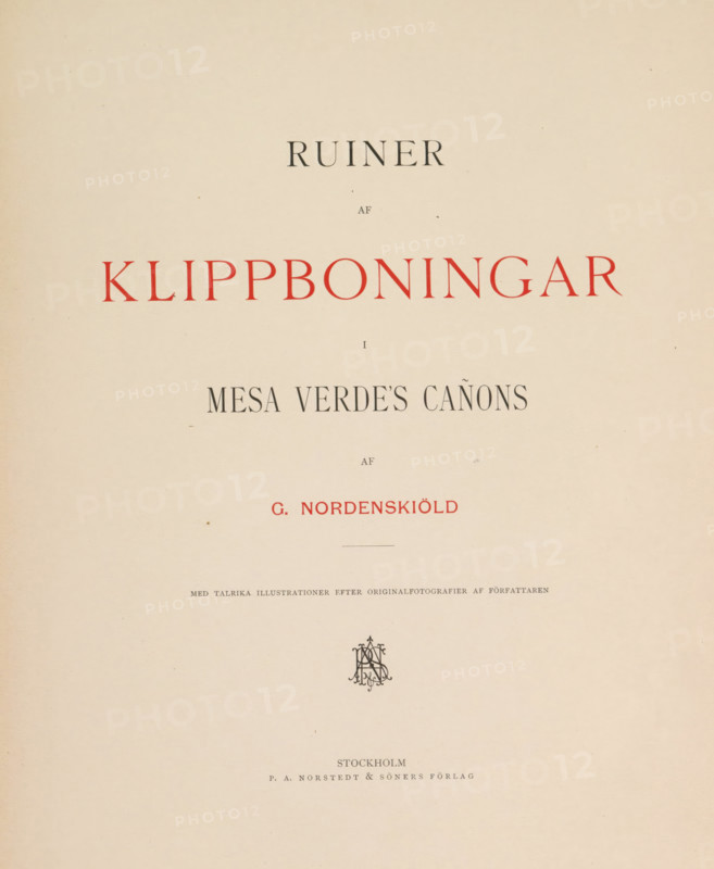 Ruiner af klippboningar i Mesa Verde's cañons, book, photographer: Gustaf Nordenskiöld, writer (clerical worker): Gustaf Nordenskiöld, publisher: Norstedt Förlag, Stockholm, 1893, Gustaf Nordenskiöld, Norstedt Förlag, photographer, writer (clerical worker), publisher, textile materials, pasteboard, paper, linen (material), photoaquatint, autotype, printing, engraving, height 370 mm x width 280 mm x thickness 25 mm, A pale cream page with centered lines of serif text in black and red, the largest line in red near the top, smaller black lines above and below it, a small decorative emblem centered lower on the page, and faint printer's text near the bottom.
