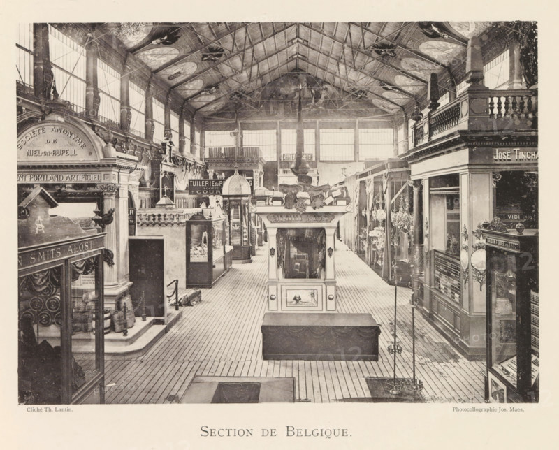 Section de Belgique, Expositie van Belgische beelden tijdens de wereldtentoonstelling te Antwerpen, page, photomechanical print, photographer: Th. Lantin, Antwerp, clichémaker: Joseph Maes, 1894, paper, collotype, light print, height 160 mm x width 219 mm, world fair, world exhibition, exhibition, show, A wide indoor hall with a high vaulted ceiling supported by visible metal trusses and decorated panels, tall windows along both side walls letting in light, a central aisle with wooden plank flooring flanked by display booths and ornate architectural facades, a raised decorative kiosk in the middle foreground with sculptural elements and framed panels, various display cases and shelving units containing objects, carved columns and balustrades atop some booths, hanging chandeliers and lamps along the right side, ornamental moldings and statues integrated into the booths, and smaller decorative items and furnishings arranged throughout the space.