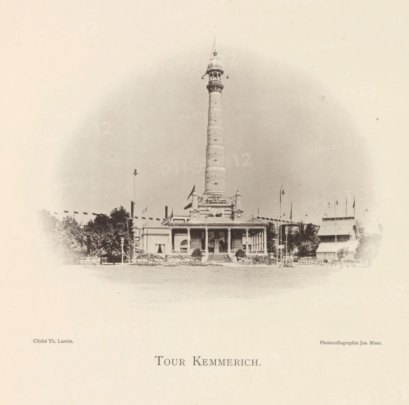 Tour Kemmerich, Exterior of the Kemmerich meat extract pavilion at the World Exhibition in Antwerp, page, photomechanical print, photographer: Th. Lantin, Antwerp, printer (person): Joseph Maes, 1894, printer (person), paper, collotype, photogravure, height 128 mm x width 167 mm, tower, clock tower, monumental adornment, façade (of house or building), World Exhibition 1894 (Antwerp), A tall cylindrical stone tower rises from a rectangular neoclassical building with a columned portico and a flight of steps, flanked by trees and smaller structures, with a domed lantern and spire at the tower top and a hazy sky background.