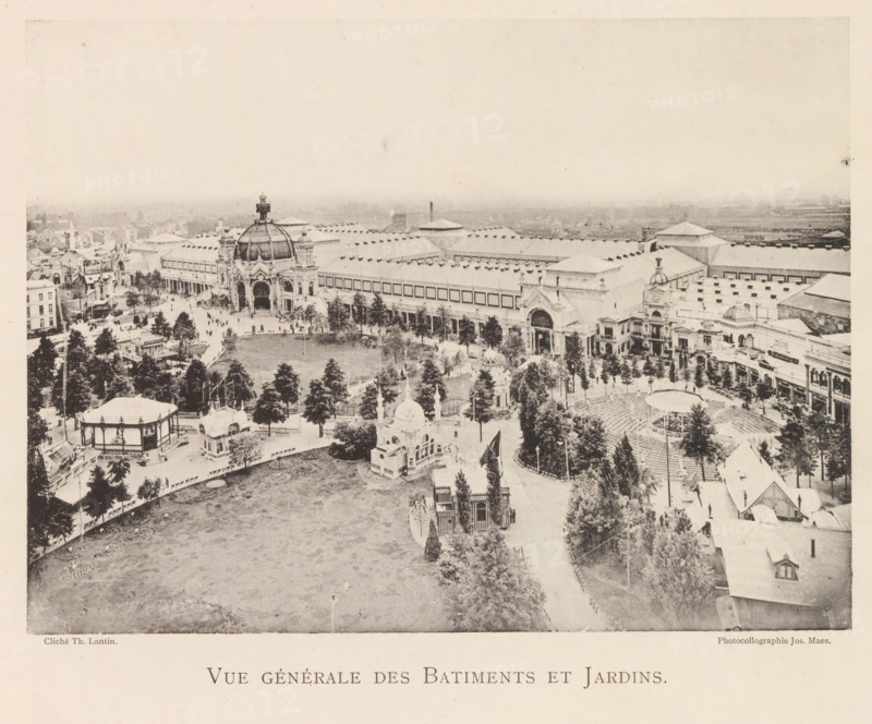 Vue générale des batiments et jardins, View of the world exhibition in Antwerp, page, photomechanical print, photographer: Th. Lantin, Antwerp, printer (person): Joseph Maes, 1894, printer (person), paper, collotype, photoprint, height 162 mm x width 218 mm, facade (of house or building), world fair, world exhibition, World Exhibition 1894 (Antwerp), A wide aerial view shows an exhibition complex with large connected buildings featuring ornate facades and a central domed pavilion, surrounded by landscaped grounds with trees, pathways, ornamental structures, and open lawns; there are clustered smaller pavilions and gazebos, a tiered open-air seating area adjacent to curved walkways, rows of trees lining promenades, scattered groups of people moving along the paths, and distant flat rooftops and smokestacks on the horizon under a pale sky.