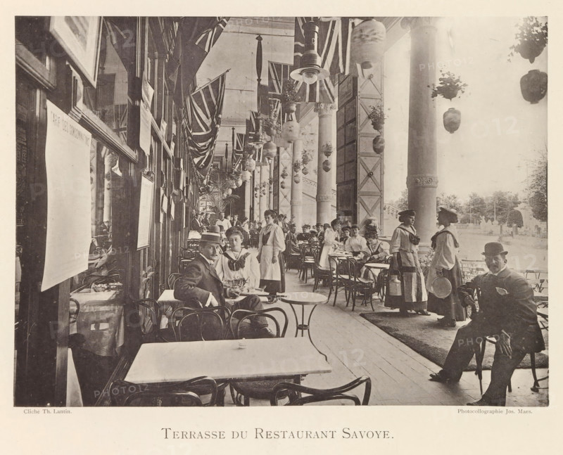 Terrasse du restaurant Savoye, Terrace of restaurant Savoye during the World Exhibition in Antwerp, page, photomechanical print, photographer: Th. Lantin, Antwerp, printer (person): Joseph Maes, 1894, printer (person), paper, collotype, light print, height 153 mm x width 218 mm, pavement, terrace in front of inn or restaurant, A covered outdoor dining area with rows of small round tables and bentwood chairs beneath a high ceiling supported by tall decorative columns, hanging planters and lanterns suspended along the length, and striped flags draped from the ceiling; men and women in period clothing sit at and stand near the tables, some wearing hats and some in uniforms, with a man in a suit seated in the foreground and a woman and a child standing nearby; a long glass-fronted wall with reflections and notice boards runs along one side, while the far end opens toward a gardened exterior visible beyond the columns.