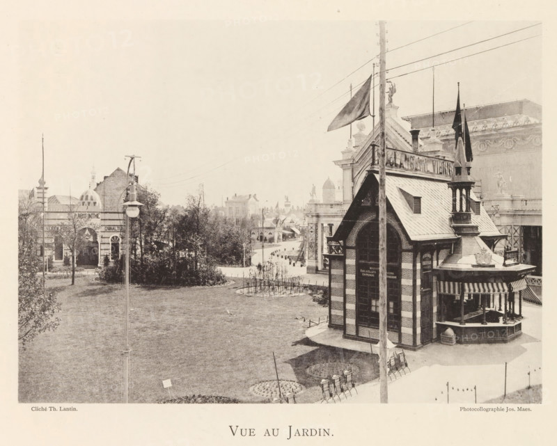 Vue au jardin, Garden on the grounds of the world exhibition in Antwerp, page, photomechanical print, photographer: Th. Lantin, Antwerp, printer (person): Joseph Maes, c. 1890 - in or before 1894, printer (person), paper, collotype, photoprint, height 161 mm x width 220 mm, garden, facade (of house or building), A sepia-toned scene shows a grassy open area in the foreground with a small circular planted bed and a single small sign, bordered by a path and a row of outdoor chairs; to the right a multi-story pavilion with steep gabled roofs, ornate eaves, a small balcony, striped awnings, decorative columns, and flags on tall poles rises above the ground; behind and beside the pavilion are classical building facades with sculptural statues, domes, balustrades, and ornamental rooflines, and a distant tree-lined avenue with smaller structures and lamp posts extends toward the background; scattered trees and shrubs occupy the left and center ground, and a tall slender lamppost and utility po...