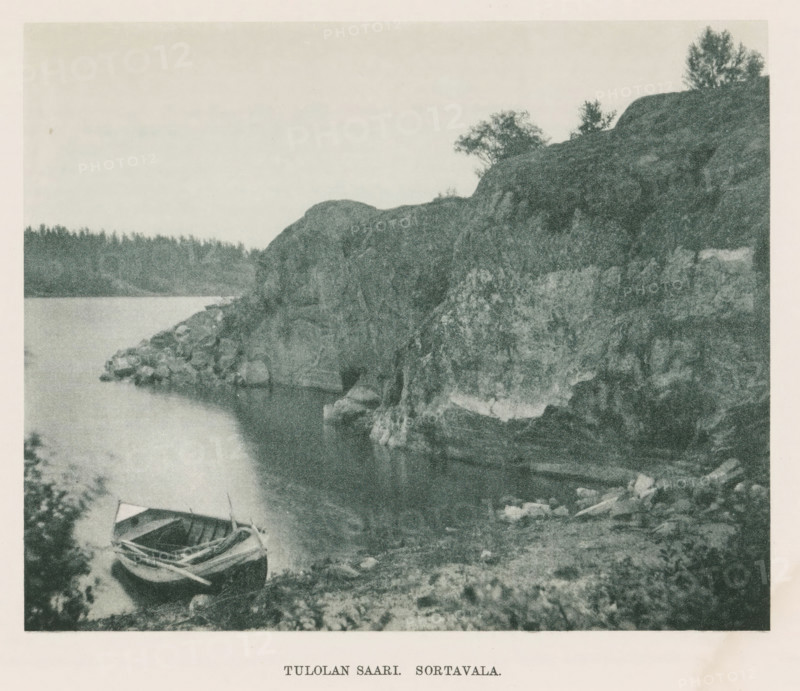 View of an empty moored rowboat, Tulolan saari. Sortavalan, page, photomechanical print, photographer: Impi Backman, cliché maker: anonymous, printer (person): Weilin & Göös, c. 1888 - c. 1893, printer (person), paper, autotypie, height 164 mm x width 202 mm, rowing-boat, canoe, landscapes with waters, waterscapes, seascapes (in the temperate zone), rocks, Karelia, A grayscale scene shows a rocky shoreline with steep cliffs rising beside calm water, small trees and shrubs growing on top of the cliffs, scattered rocks along the water's edge, and a small rowboat pulled up on the shore with oars resting inside.