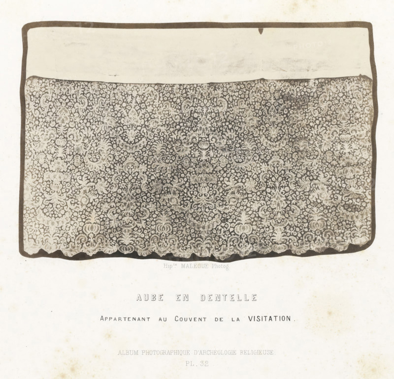 Aube en dentelle, Kant, photograph, page, inscription: 'appartenant au couvent de la visitation.', number: 'PL. 32.', photographer: Hippolyte Malègue, France, c. 1850 - in or before 1857, paper, salted paper print, height 125 mm x width 189 mm, lace, A rectangular section of patterned lace with a scalloped lower edge framed by a dark border is shown against a light background, the lace surface filled with dense floral and scroll motifs in a repeating arrangement, the top portion above the patterned area appearing lighter and more plain, and faint typography visible below the framed lace.