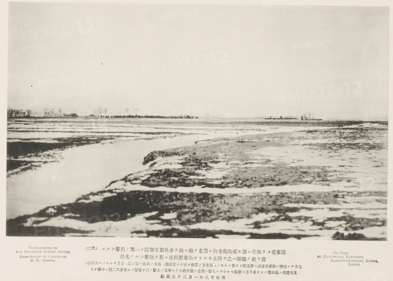 Chinese men-of-war near Yanghea sea firing upon a portion of the fifth infantry regiment, which is in pursuit of the Chinese fugitives along the shore from Yangheatun towards Wei-Hai-Wei, page, photomechanical print, inscription: 'Expedition to Wei-hai-wei.', inscription: 'The cannon-smoke, two Japanese companies in pursuit.', name: 'On Sale By Hakubundo, Publisher, Nishi-Ogawamachi, Kanda, Tokyo.', photographer: Ordnance Survey, Shandong, cliché maker: Kazumasa Ogawa, Japan, 1895-01-30, paper, collotype, photoprint, height 178 mm x width 287 mm, army 'en route', fugitives 'en route, A wide, flat landscape shown in a grayscale photograph with a foreground of uneven ground partially covered in snow and dark patches of exposed soil, a meandering shallow water channel cutting through the middle ground, a distant low horizon line with a thin row of bare trees and scattered small vertical shapes, and a pale, expansive sky occupying the upper portion of the image.
