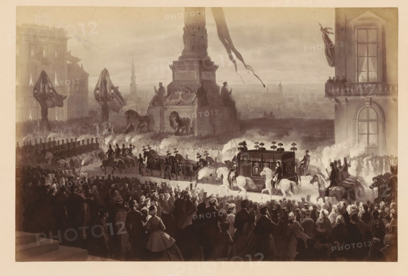 Photo reproduction of a design for the procession carrying the body of King Léopold I of Belgium from Laeken to Brussels, Translation du Corps de SM Léopold 1er - du Château de Laeken au Palais de Bruxelles, photograph, reproduction, This photo is part of a cover with fourteen photos., date: '12 Décembre 1865.', photographer: Ghémar Frères, Brussels, after design by anonymous, c. 1861 - in or before 1866, paper, albumen print, height 166 mm x width 250 mm, Person, Leopold I (King of the Belgians), cortege, funeral procession, king, Laeken, Period, 1865-12-12, A large crowded outdoor scene with a procession moving through a grand plaza dominated by a tall column topped with draped banners and flanked by sculpted lions, many horseback riders and a decorated carriage surrounded by attendants and smoke, a dense throng of onlookers in period clothing in the foreground, ornate multi-story buildings with balconies and windows filled with spectators at the sides, and a distant cityscape with s...
